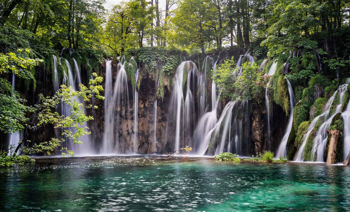 Фотошпалери водоспади, що впадають у прозоре озеро