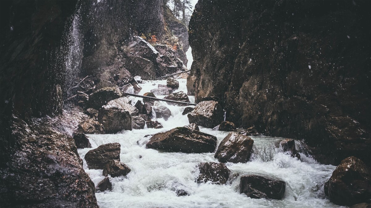 Фотошпалери серед скель - величний гірський водоспад
