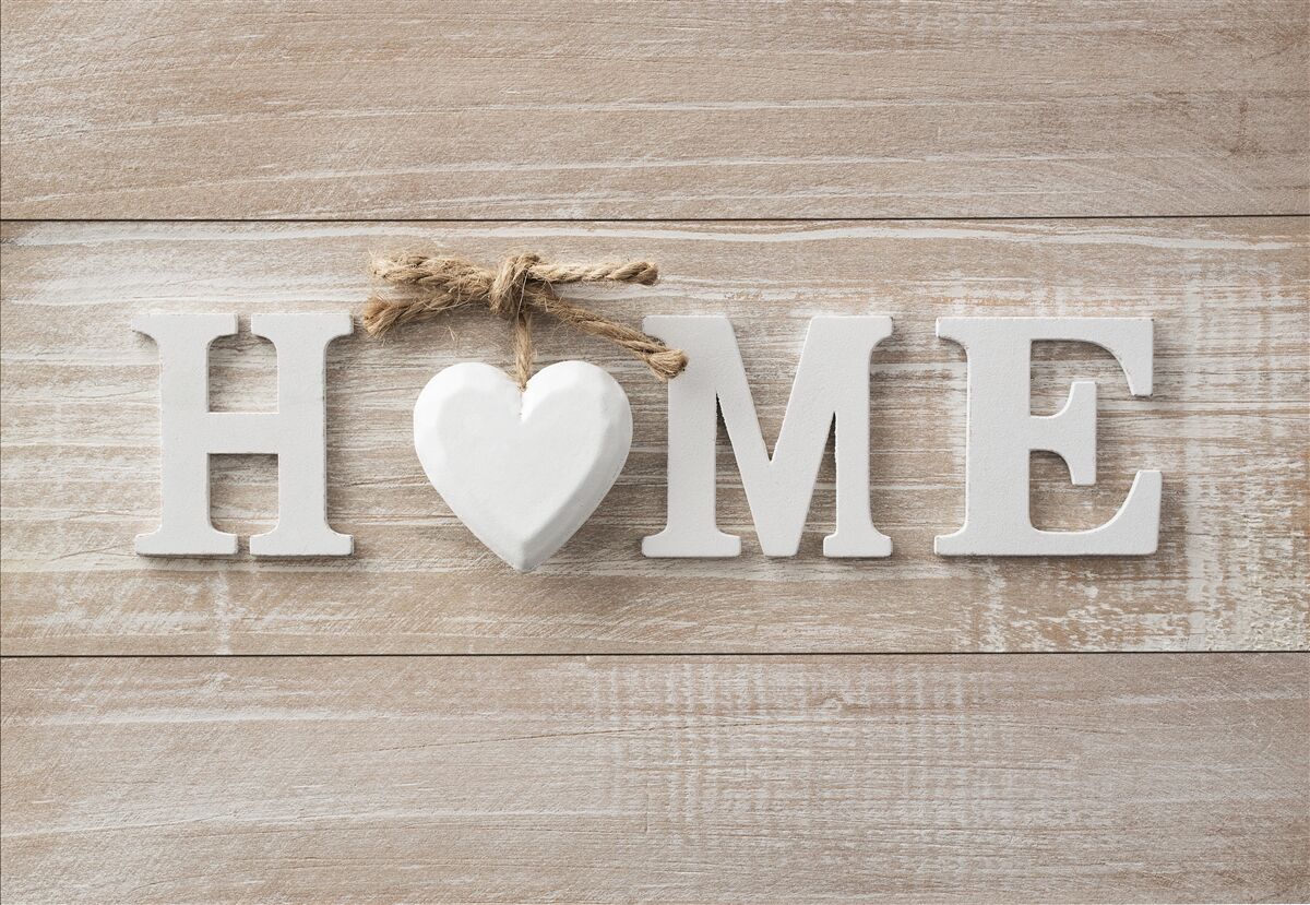 Фотошпалери текст "home" на тлі дерев