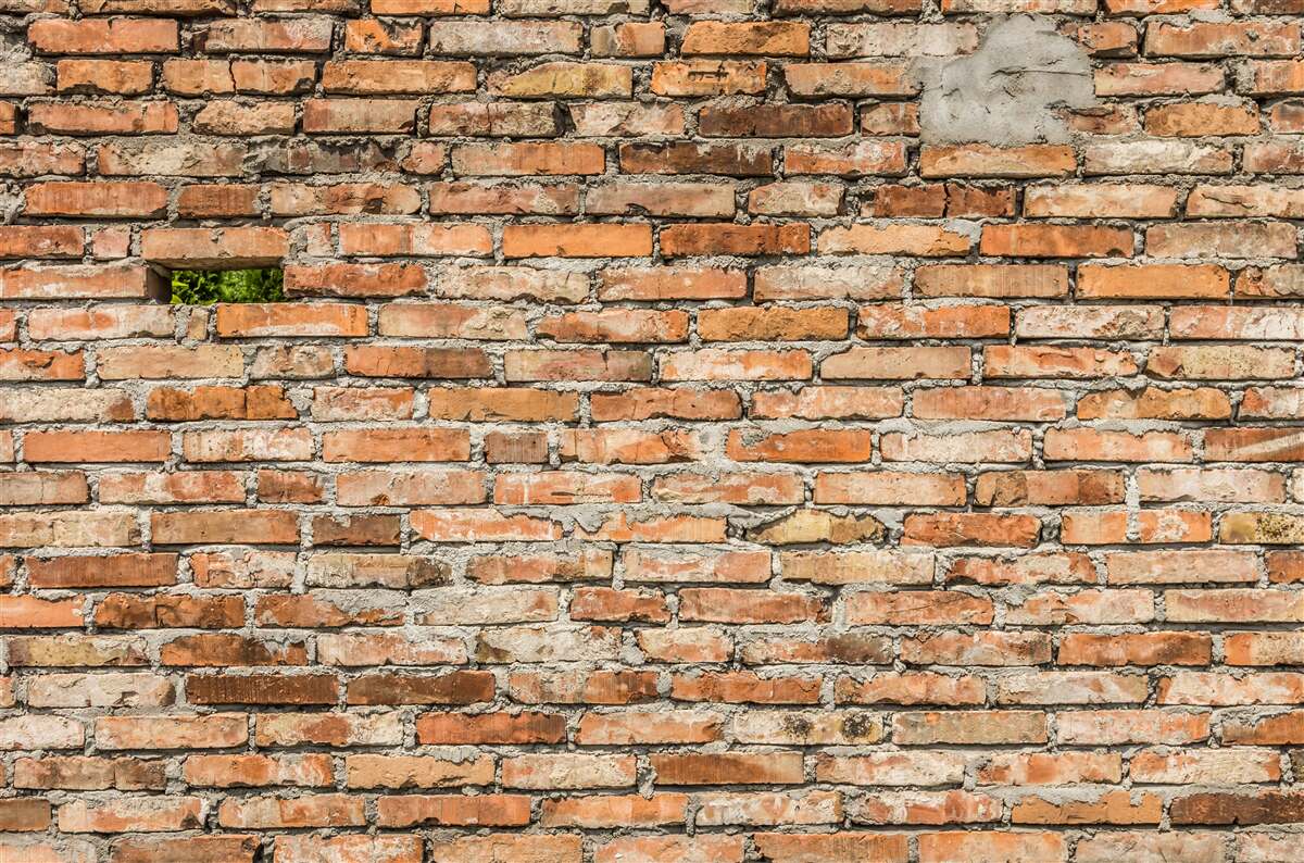 Фотошпалери Стіна з падаючою цеглою, яка втратила свою свіжість
