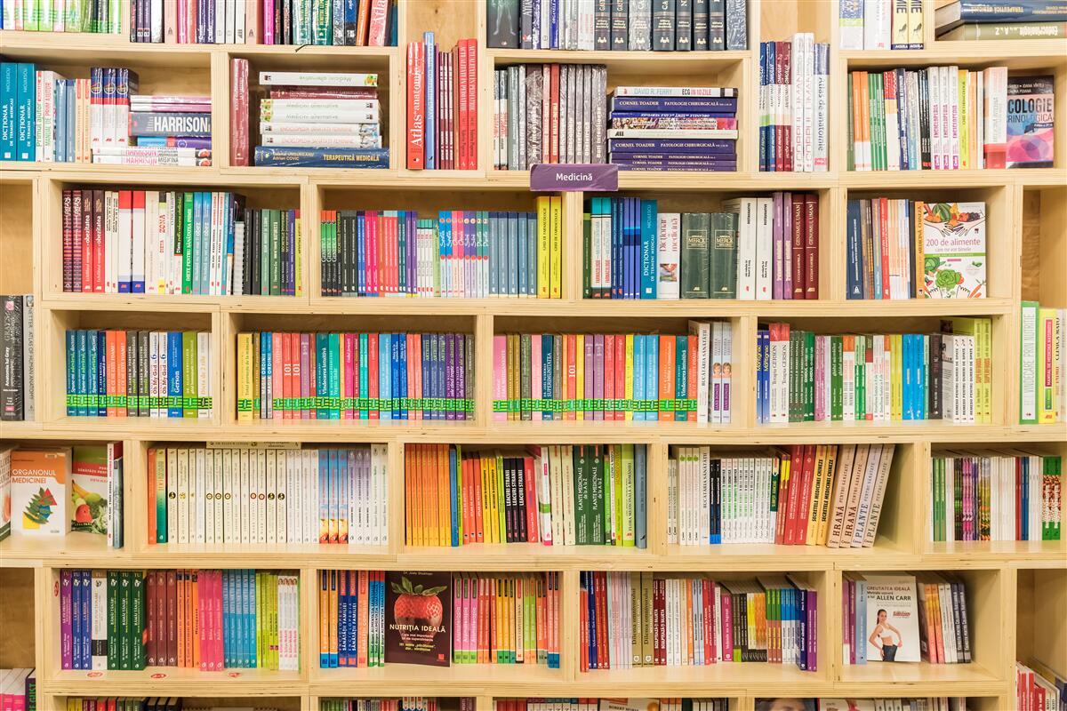 Фотошпалери томів у домашній книжковій колекції