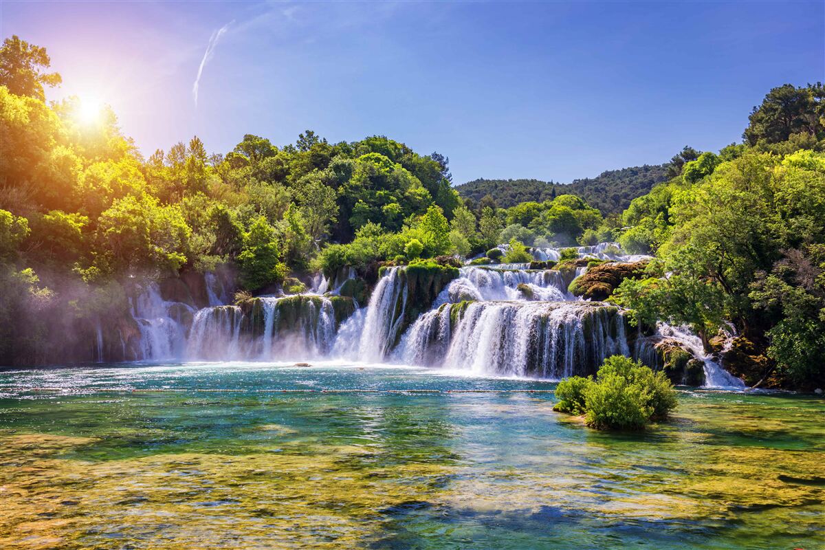 Фотошпалери водоспад, що мчить води в сутінках, видає гучний звук