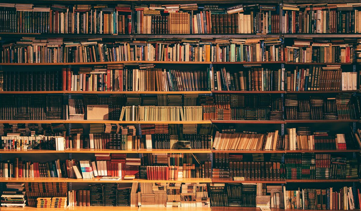 Фотошпалери велика полиця, заповнена безліччю книг