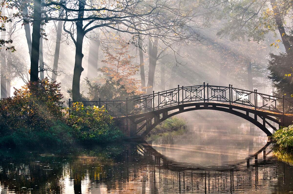 Фотошпалери зруйнований металевий міст через спокійну річку